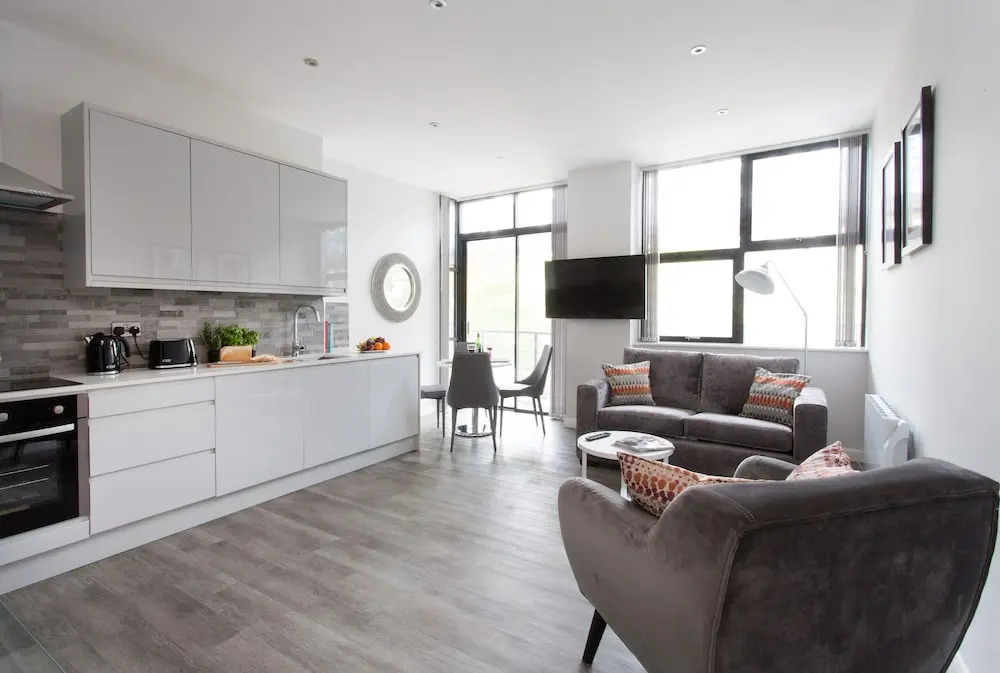 Cotels 7Zero1 Aparthotel - Unique Apartment building with friendly Reception - Pet Friendly - Private Garden Area