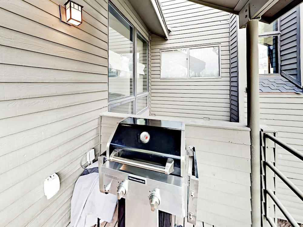4BR 4BA Rustic Mountain Condo Park City by RedAwning