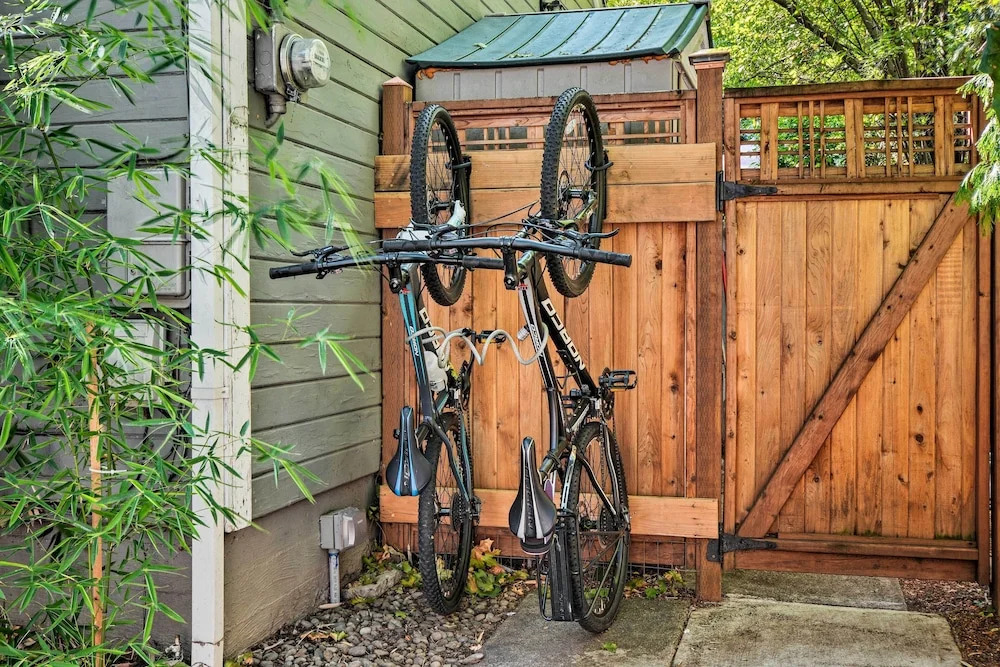 Warm & Inviting Ashland Cottage < Half-mile to SOU