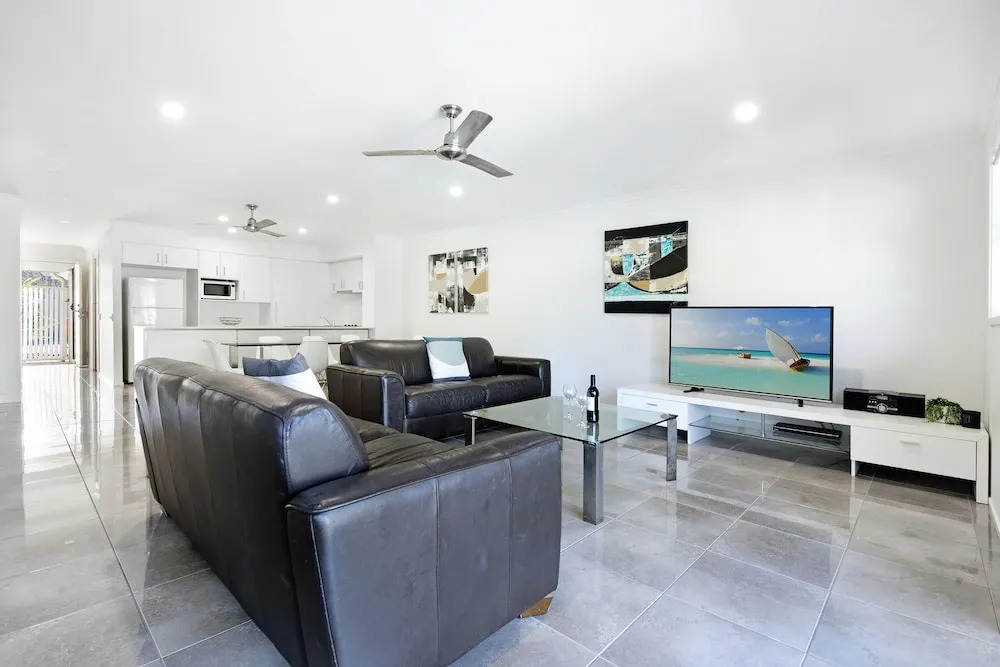 Diamond Beach 3 Bedroom Poolside Apartment - 34