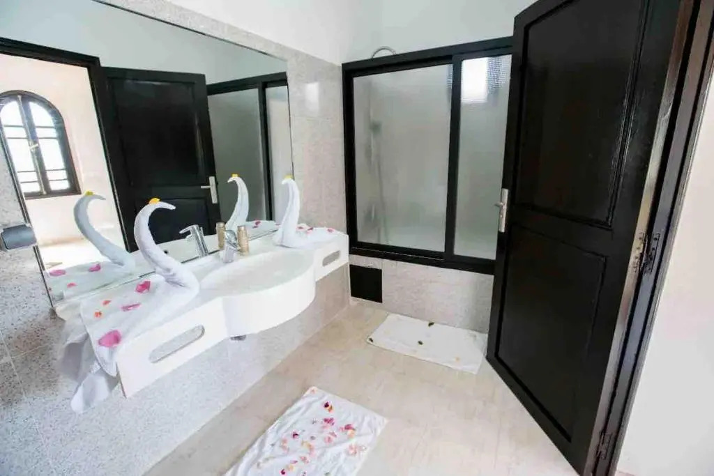 Villa Danwee - 8 Bedroom House With Swimming Pool, Road From Fez To Marrakech