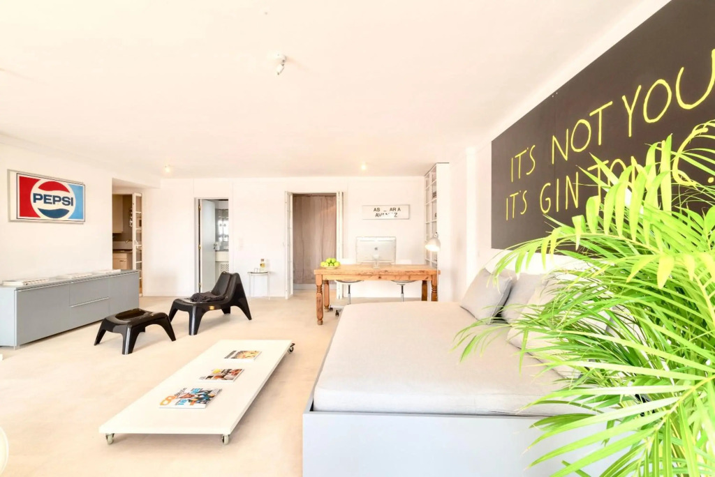 Swimming pool apartment with private parking