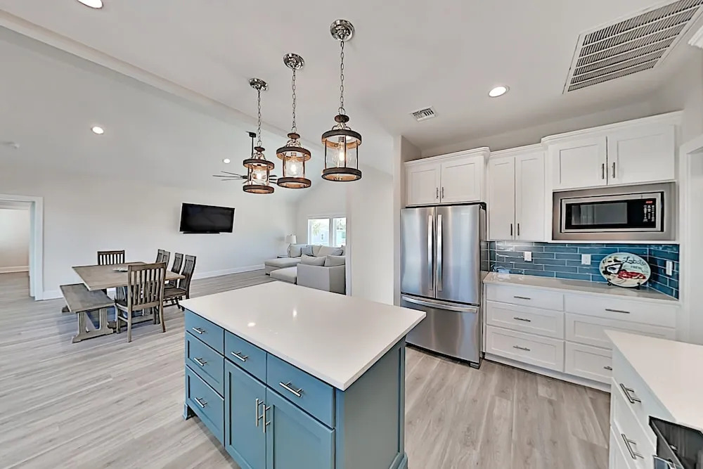 New Canal-front W/ Private Pool, Spa & Dock! 4 Bedroom Home