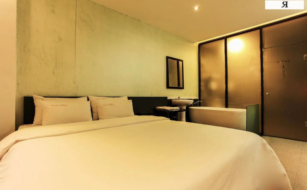 Iris Hotel