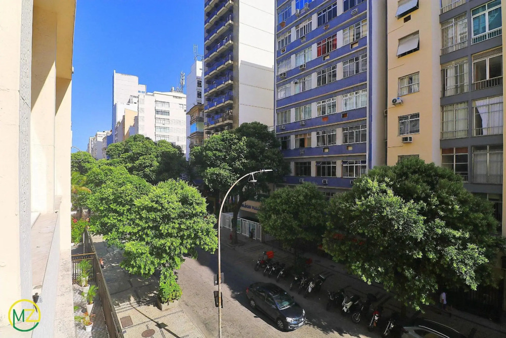 Sala e 2 quartos econômico no posto 5 em Copacabana