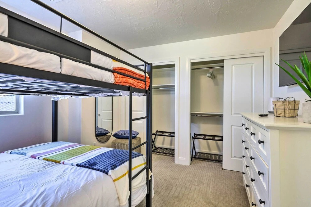 Hike, Golf, Unwind Poolside! Washington Home