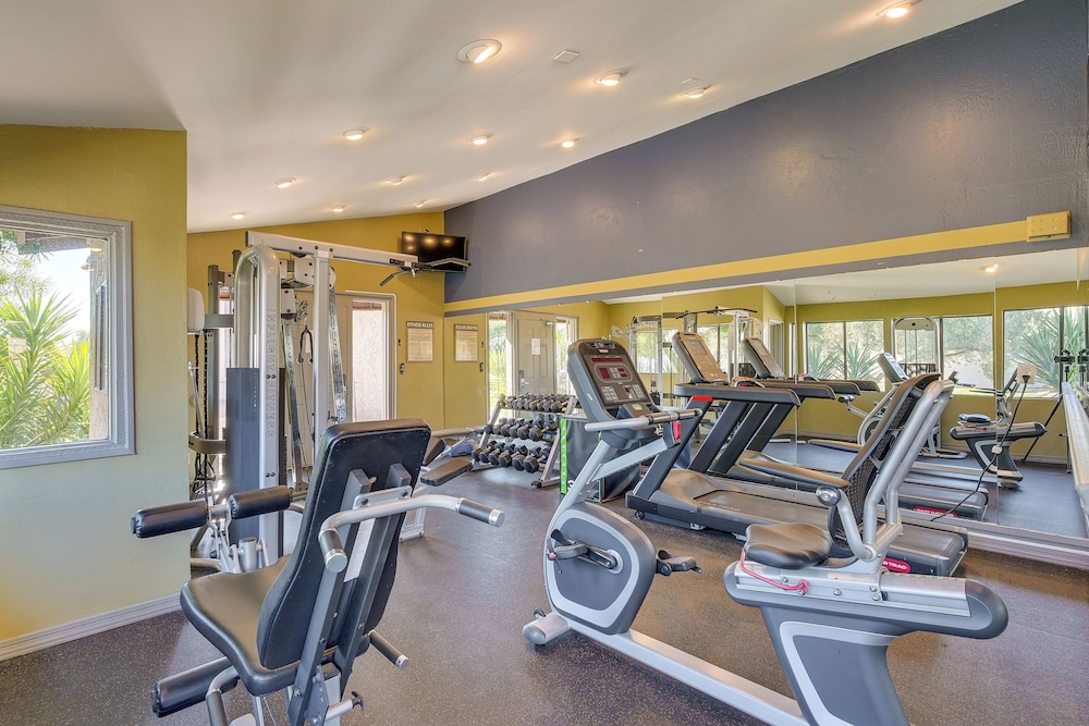 3 Mi to Camelback Mtn! Snowbird Escape w/ Pool
