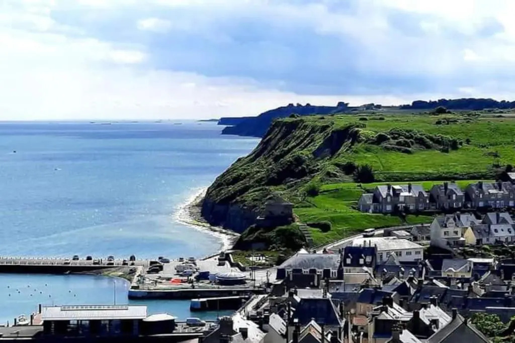 Grande maison , jardin,flipper,babyfoot, ping pong, 1 km mer, proche golf, Port en Bessin, Bayeux et plages du débarquement, adaptée enfants