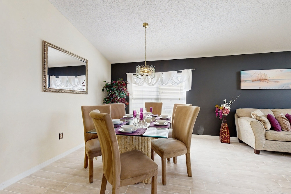Cozy Home With Private Pool, Billiards, Central AC, Enclosed Yard