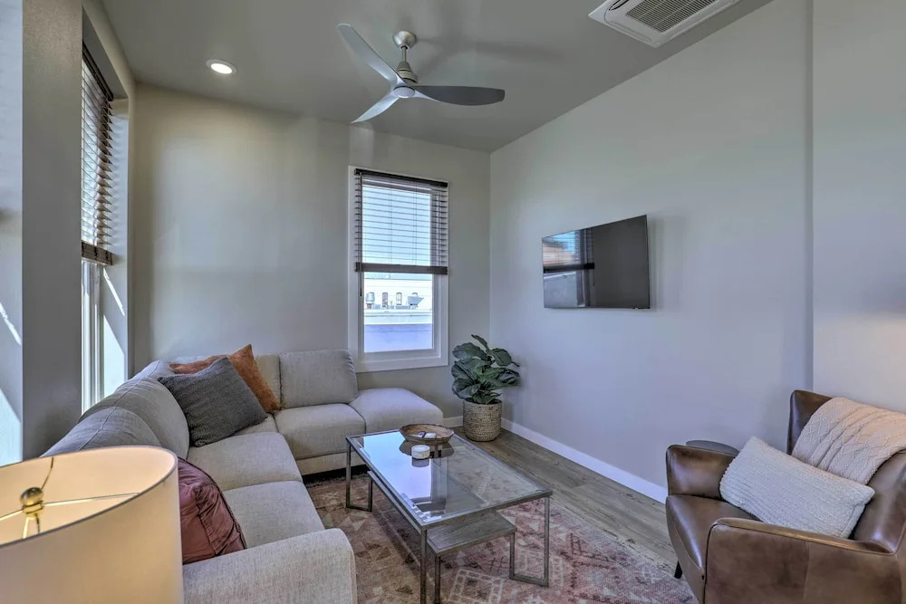 Stylish San Marcos Apt in the Heart of Dwtn!