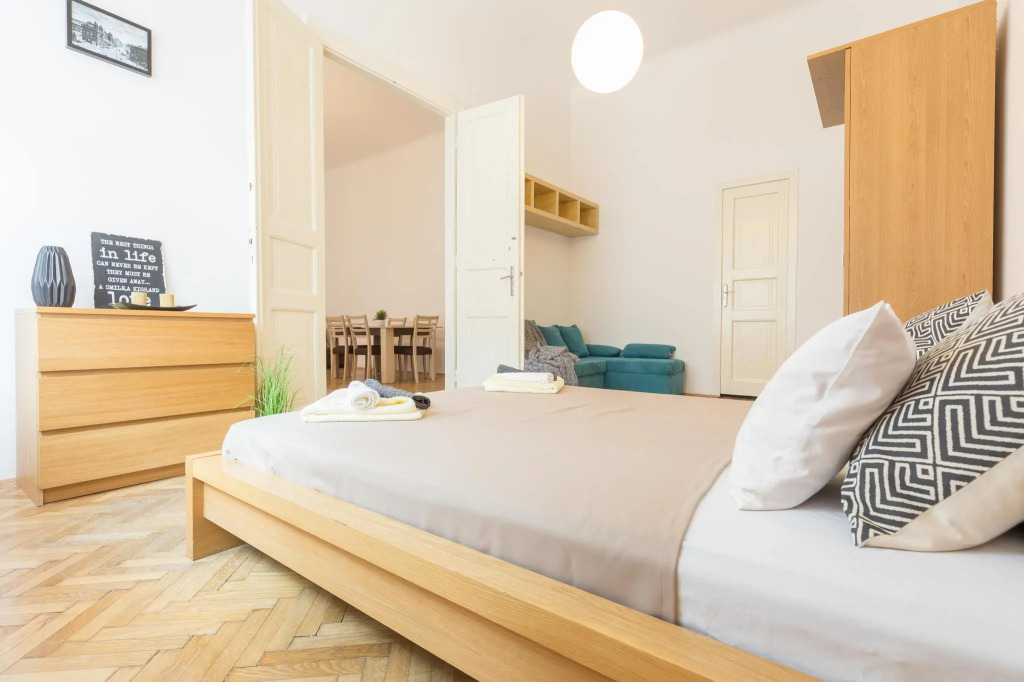 Real Apartments Lovag