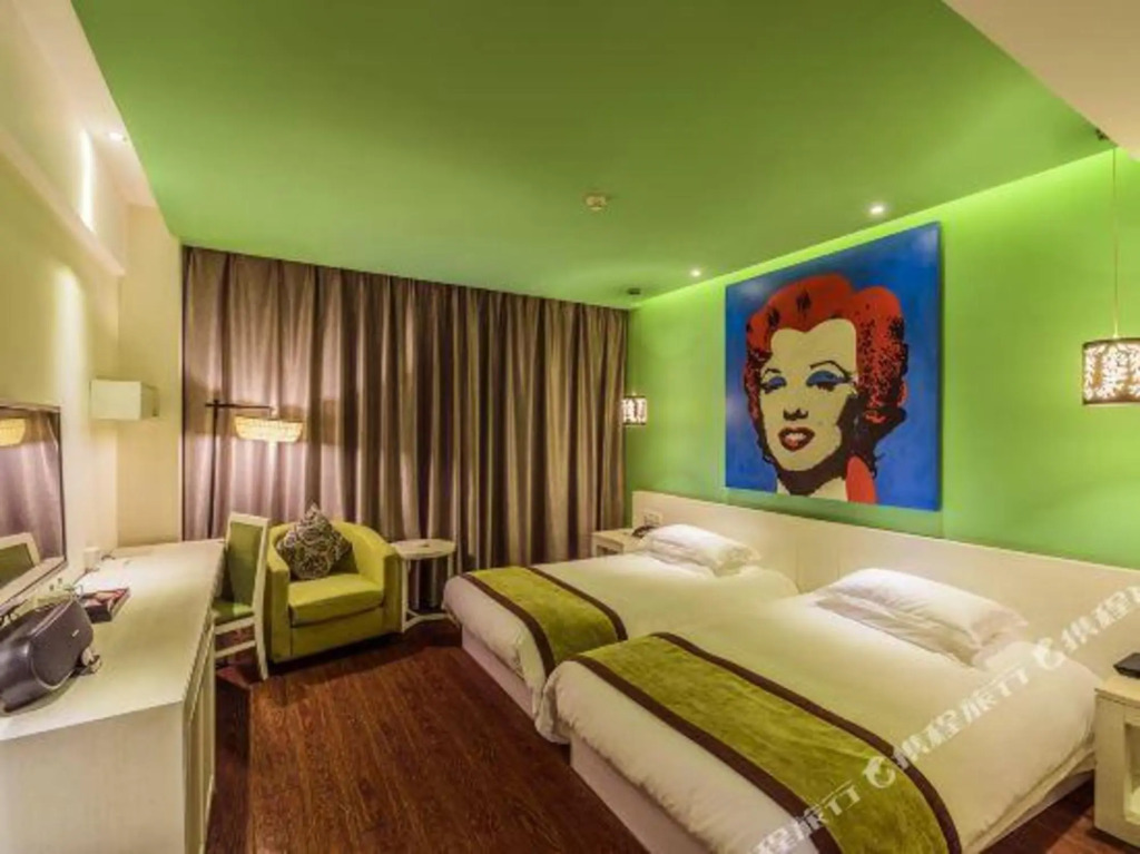 Green Sunshine Holiday Fashion Hotel