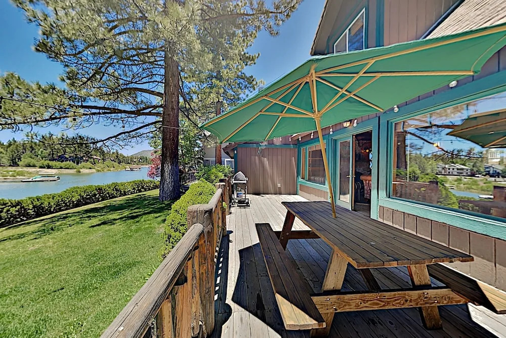 Incredible Lakeside Oasis W/ Private Dock 4 Bedroom Home