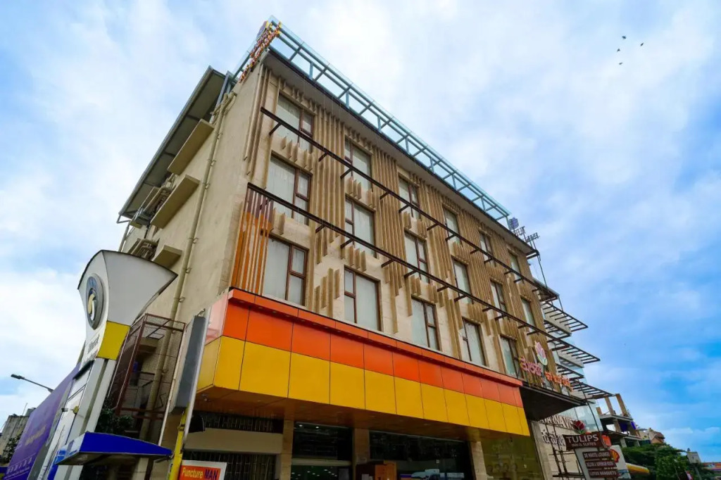 Oriva Tulips Inn and Suites - Nr. Majestic