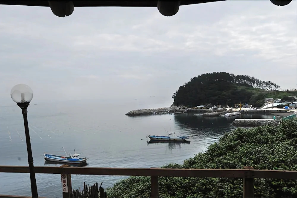 Yeosu Hyangilam Heukjip Pension