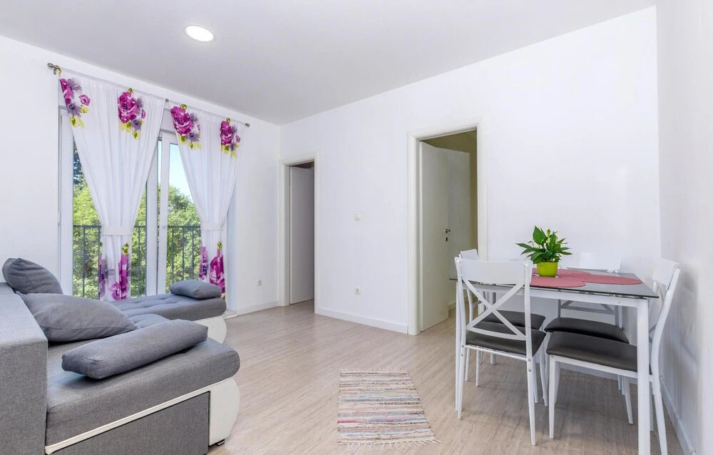 Amazing Apartment in Omis With 3 Bedrooms and Wifi