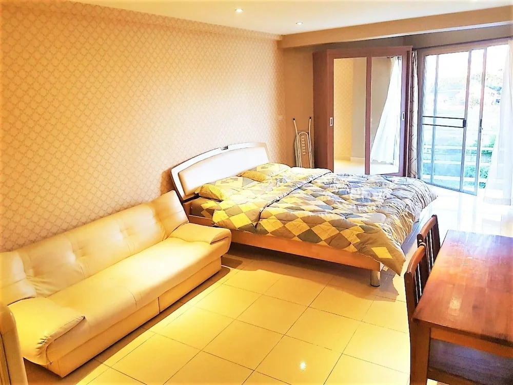 Jomtien Beach Condo - Floor 4 Studio Close to the Beach