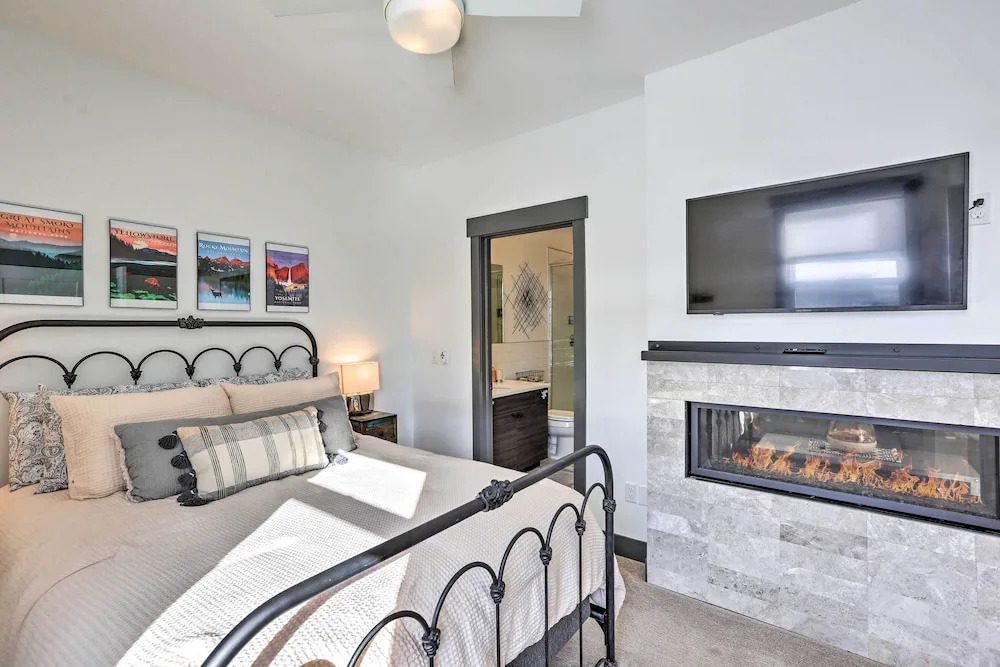 Modern Mountain Getaway, Walk to Grand Lake!