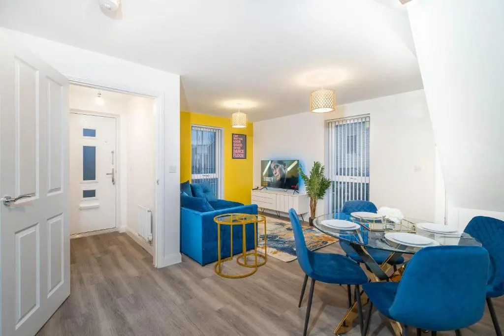 COSY Stylish 2 Bed House ✘ L SHAPE SOFA ☆ FREE PARKING, 2 Car Spaces → With 55 Inch Smart TV, FREE NETFLIX & WIFI - BY MAEVELA®