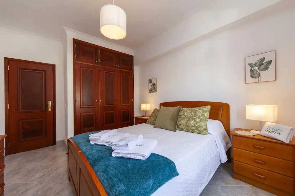 W 02 - Bedroom 2 in Topside Luz Guesthouse