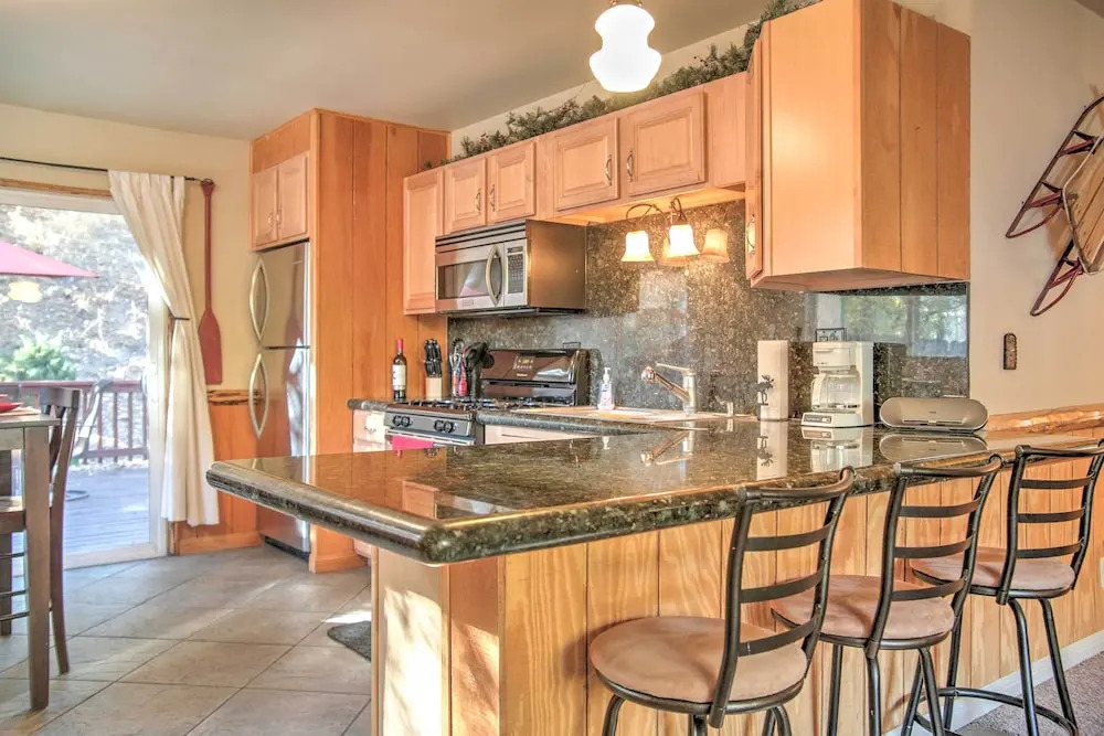 Serene Cabin w/ Hot Tub < 1 Mi to Bear Mountain!