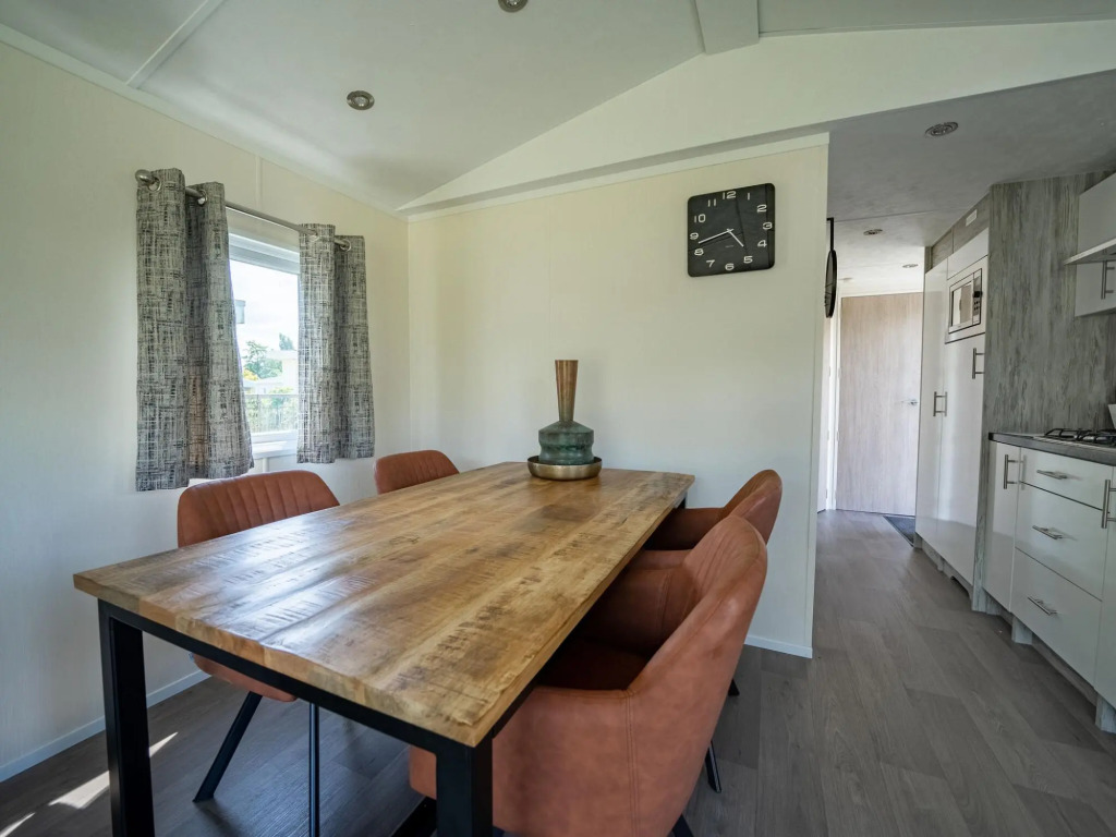 Well-maintained chalet with microwave, on a holiday park close to the Biesbosch