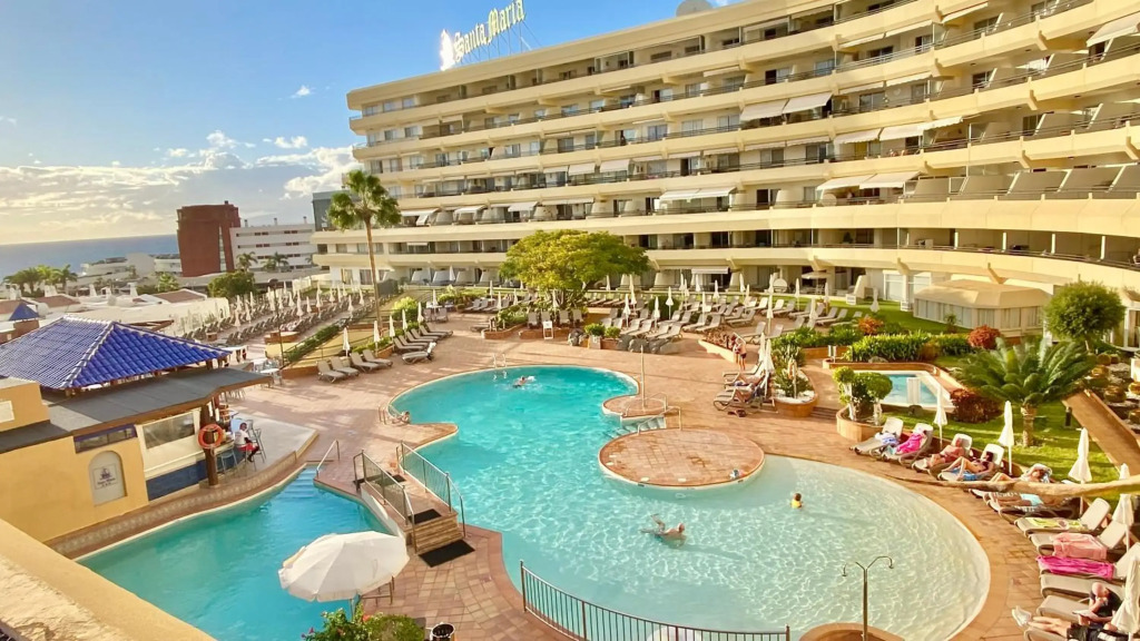 Enjoy A Sunny Apartment With Pool Next To The Sea