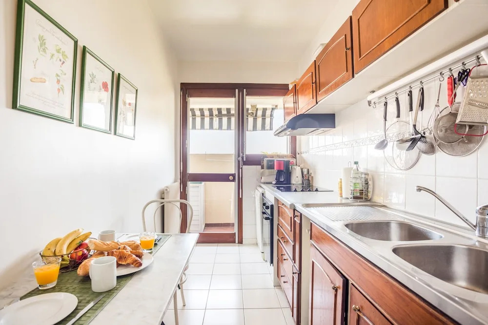 Large One BDRM flat A/C with fabulous Terrace Roof by Weekome
