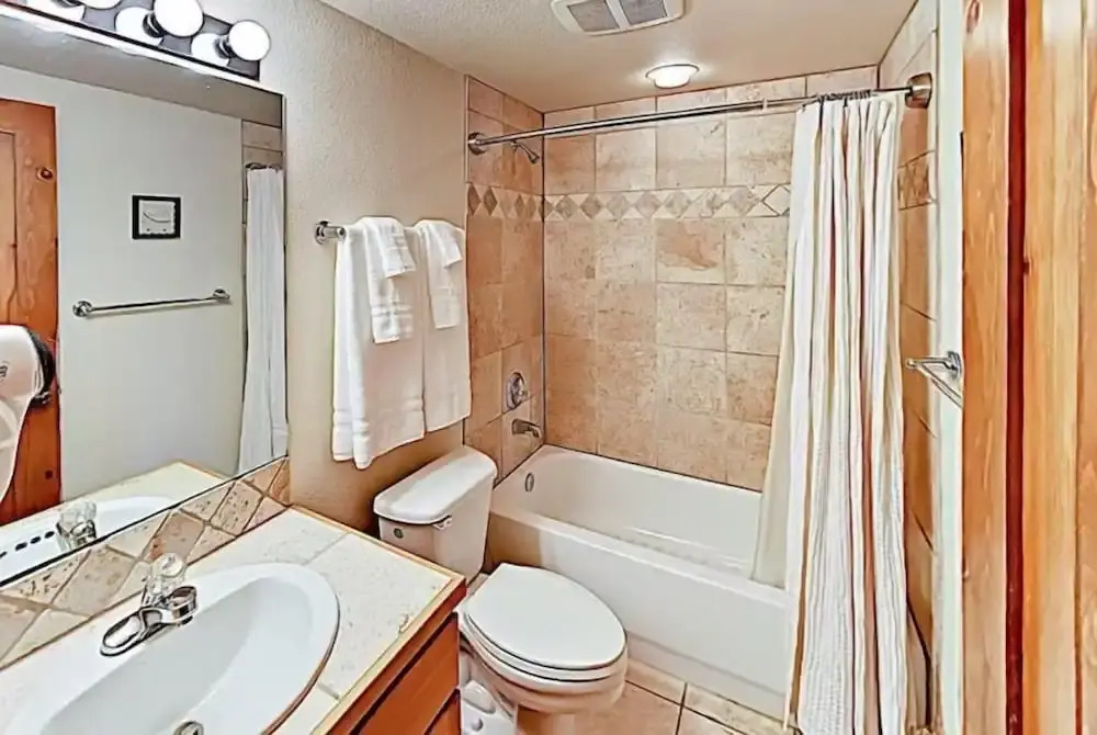 4 O Clock Ski Run Spacious 2 Bedroom Rental - Half Block from Snowflake Lift!