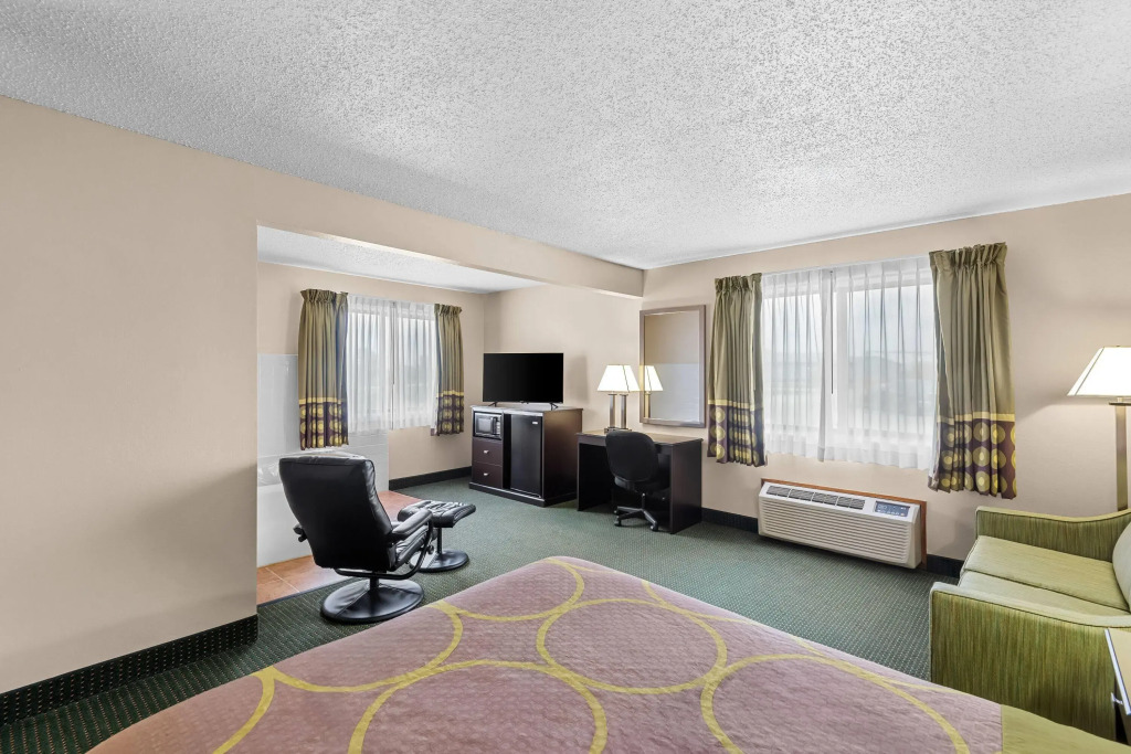 Super 8 by Wyndham Jefferson