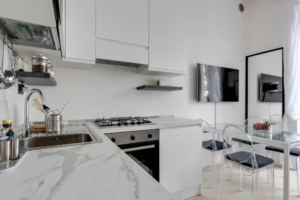 Easylife - L abbraccio dell affascinante P Romana