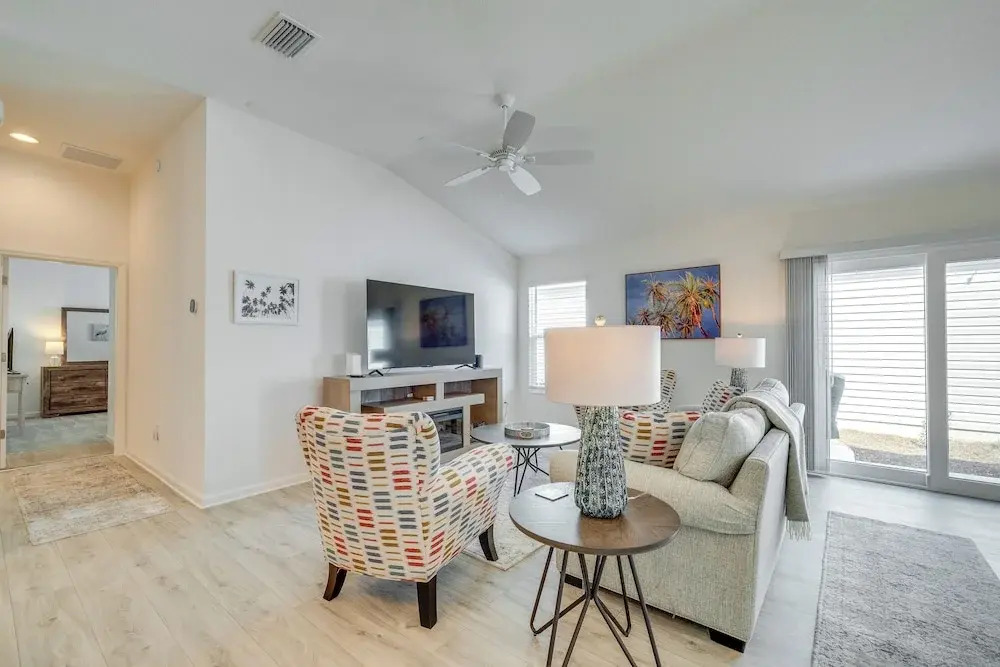Pool Access, Patio & Grill: Sunny Florida Escape