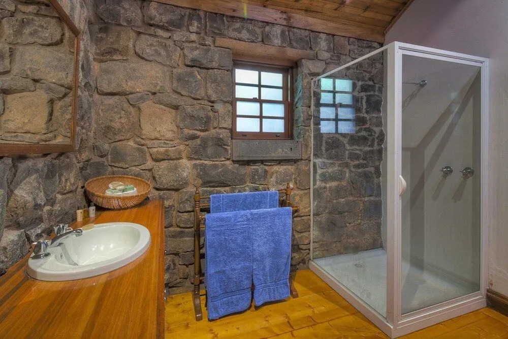 Breakfast Creek Cottage - Central bluestone cottage