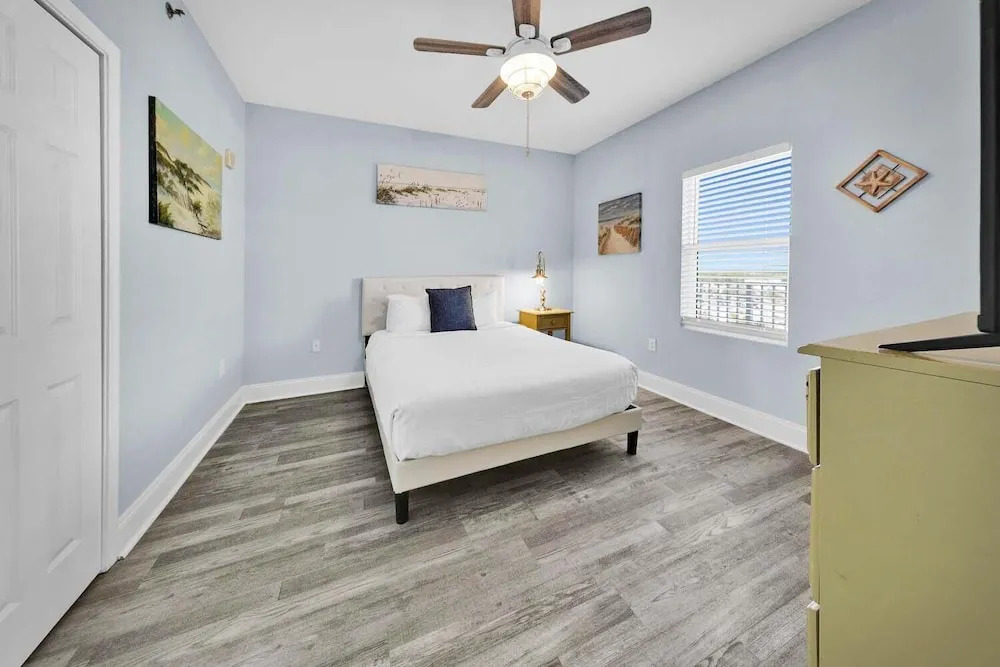 Laketown Wharf 1120
