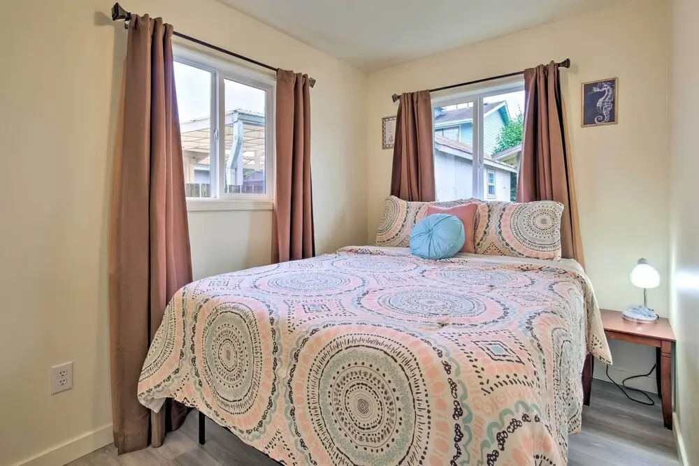 Winchester Bay Apt Near Dunes & State Parks!