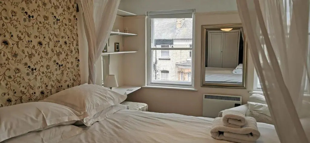 Flat 12 Sebastian Court - 2 Beds with a Four Poster