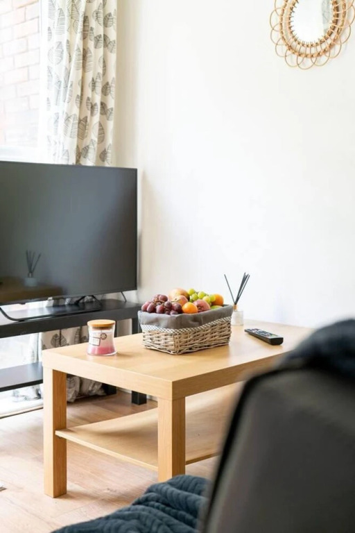Livestay - 2 Bed Apt, Free Parking in Luton