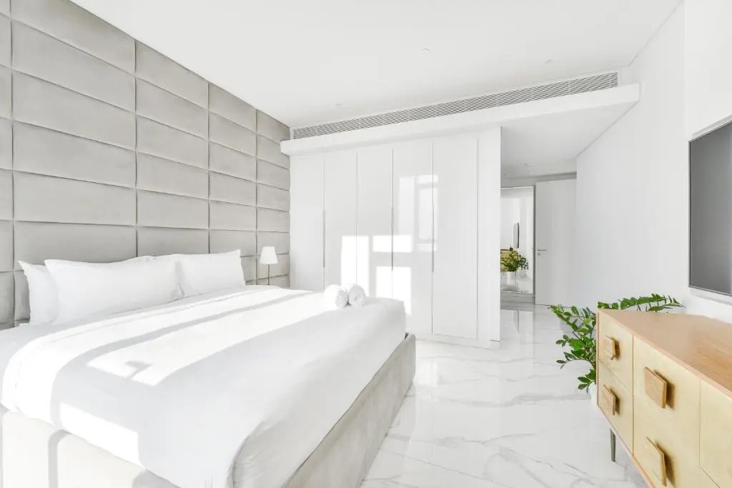 Luxe 3 BR Oceanfront Apt with maids room in the heart of Bluewaters Island