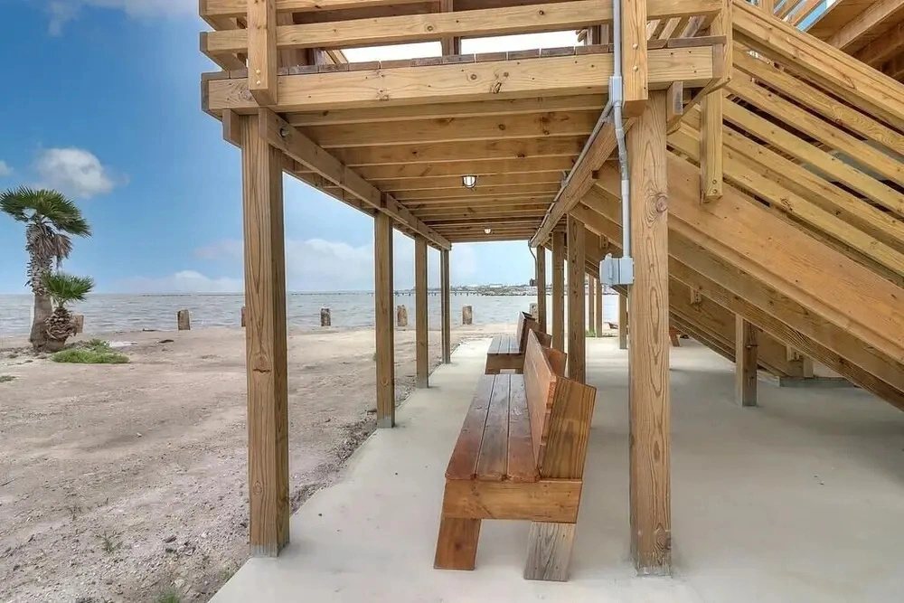 Laguna Shores 4 Bedroom Home by Redawning