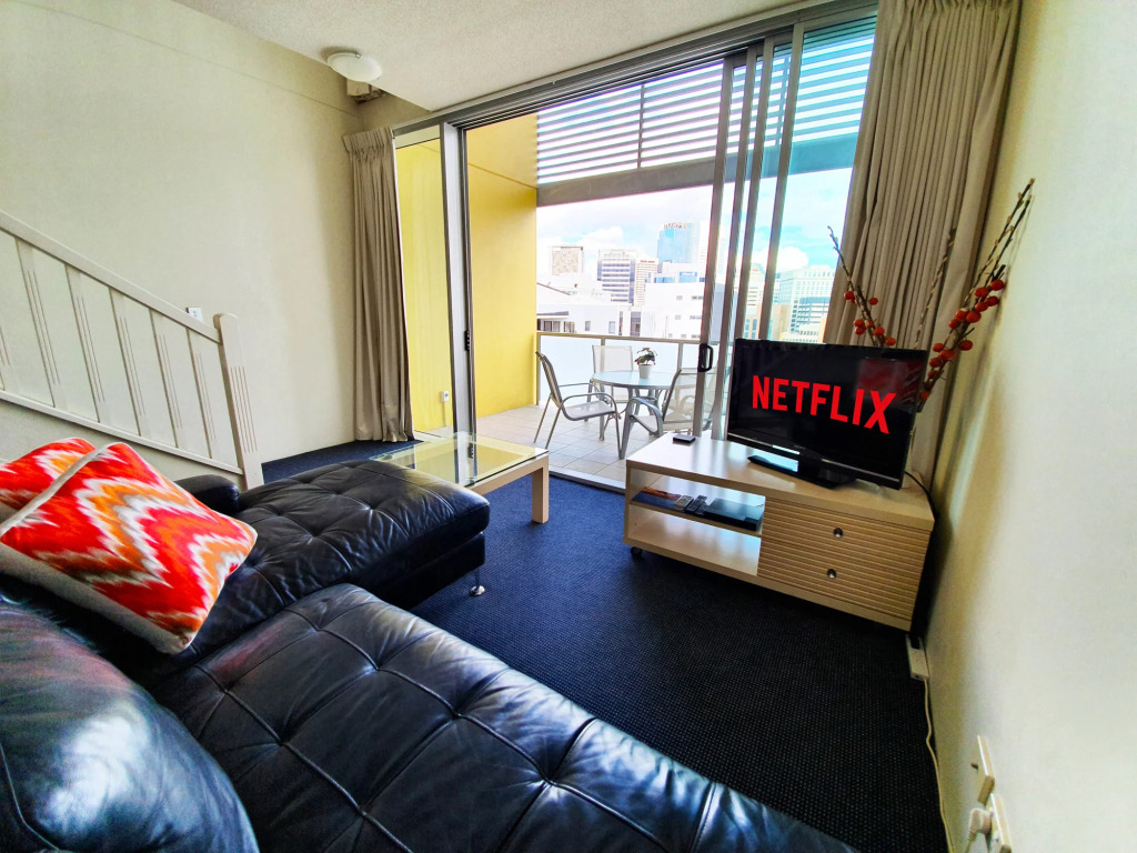 City Penthouse Views Wine Pool Gym Netflix