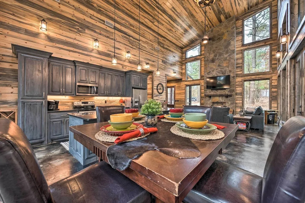 Luxury Cabin in the Woods w/ Hot Tub & Yard Games!