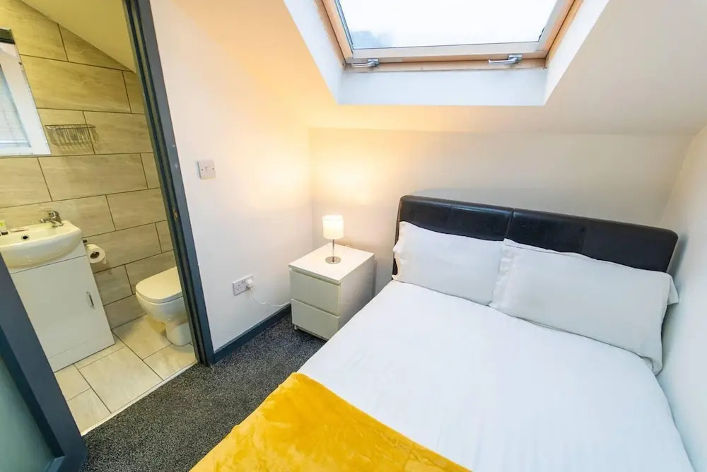 Spacious Comfortable Studio Near the University
