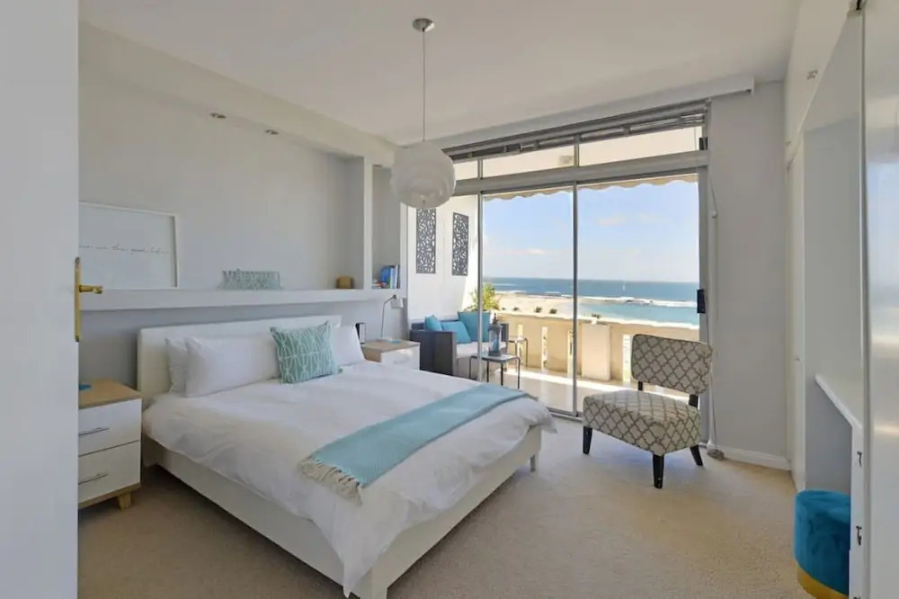 Top-floor 2-bed Beachfront Sunny Camps Bay Views