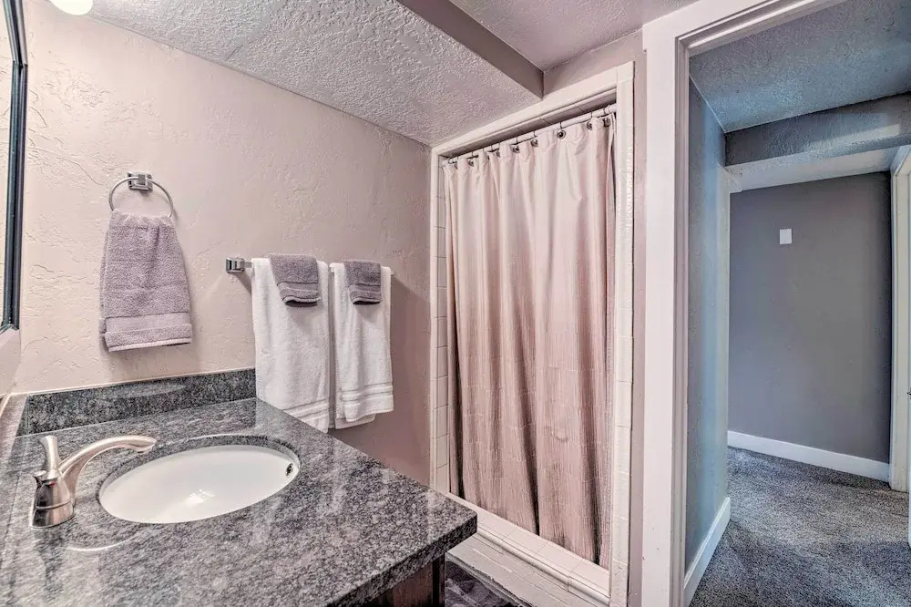 Modern Salt Lake City Apt.- 20mi to Snowbird!
