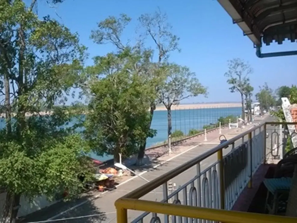 Silver Dolphin Guesthouse & Restaurant