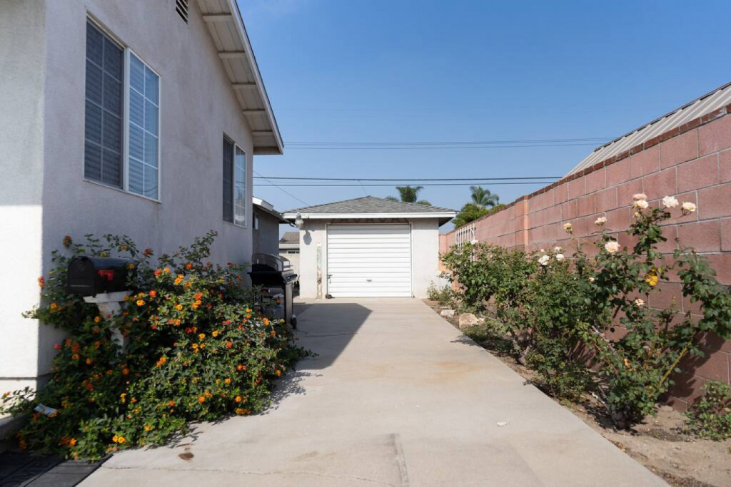 LARGE 4-BEDROOM HOUSE WITH AIR HOCKEY TABLE CLOSE TO DISNEYLAND IN ORANGE COUNTY  (p41)