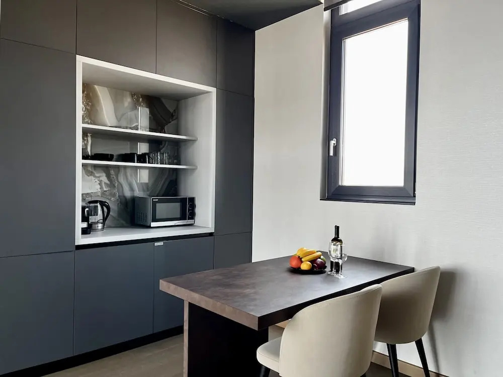 128 LIM - 2001 Stay Only Tower Suite
