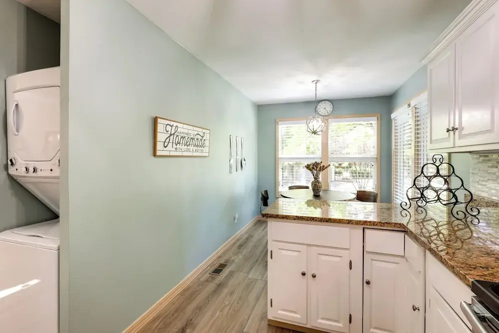 6 Mi to Downtown: Flagstaff Townhome w/ Deck