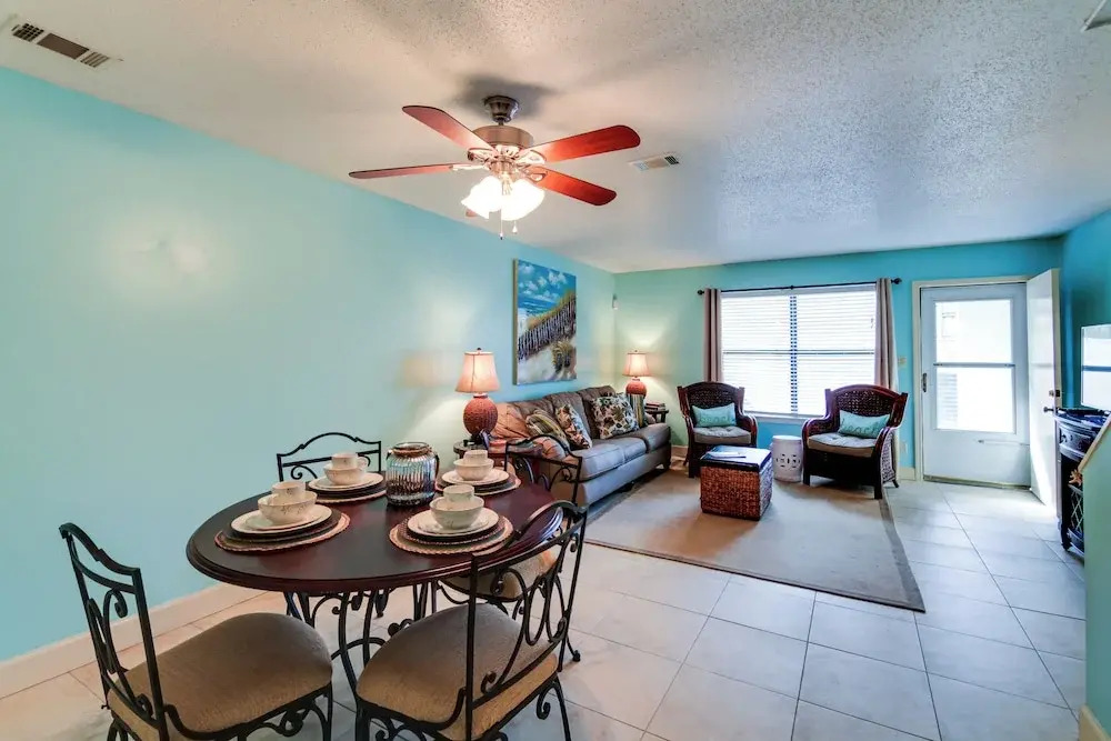 Destin Townhome w/ Balcony - Walk to the Beach!