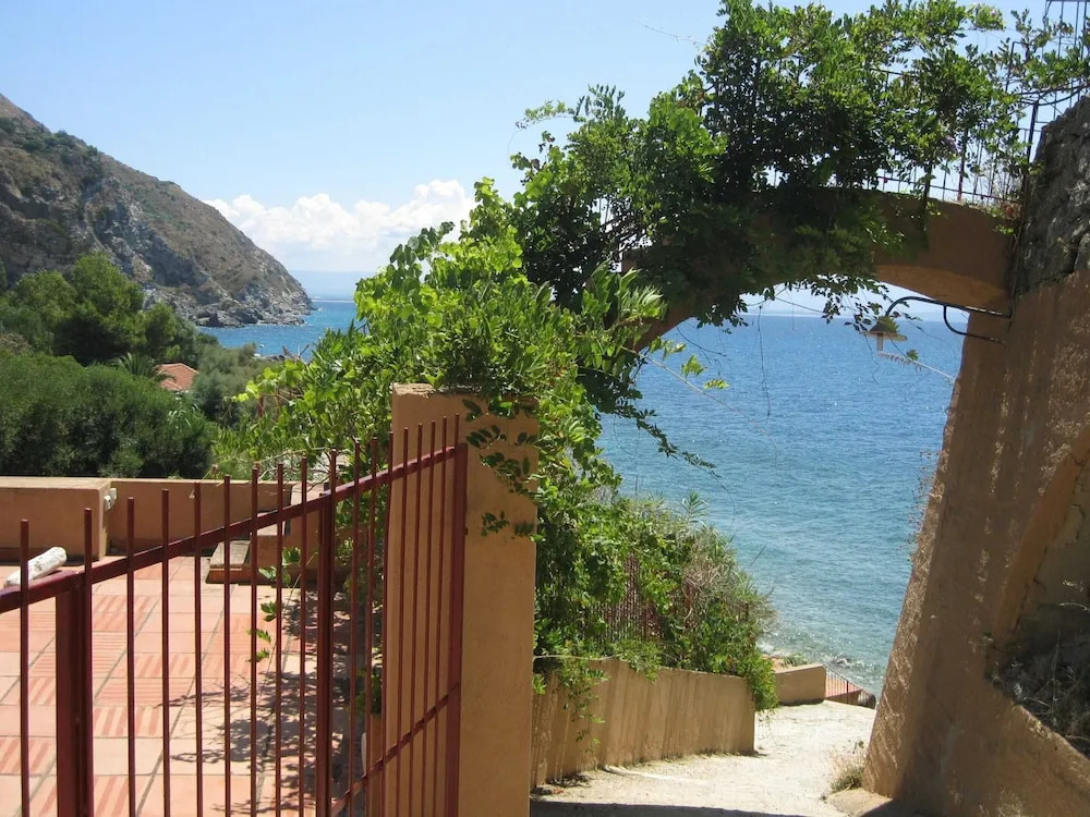 Mansion in Capo Vaticano by the Sea